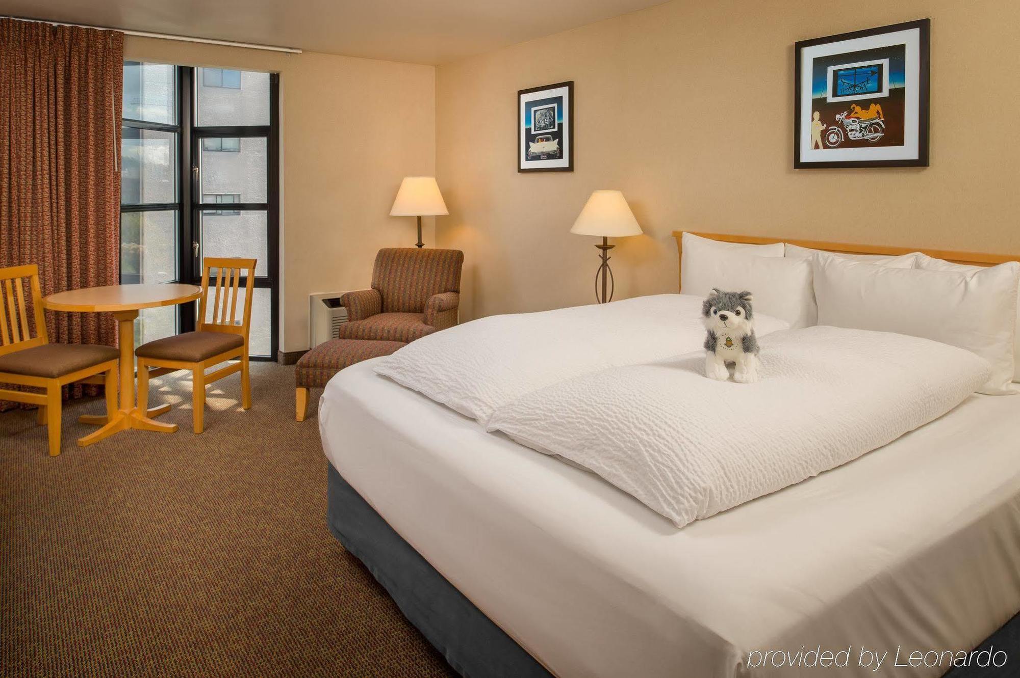 Staypineapple, Inn, District